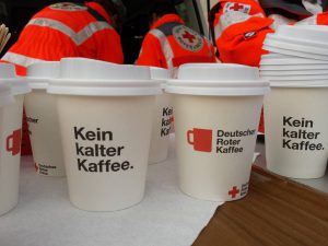 DRK verteilt Kaffee zum Weltrotkreuztag Kaffeebecher
